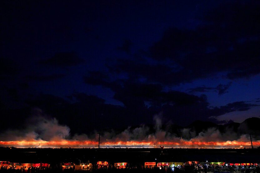 A firework called “Niagara” made to resemble the Niagara Falls. This dynamic firework, 500 meters long, marked the opening of the nighttime fireworks.