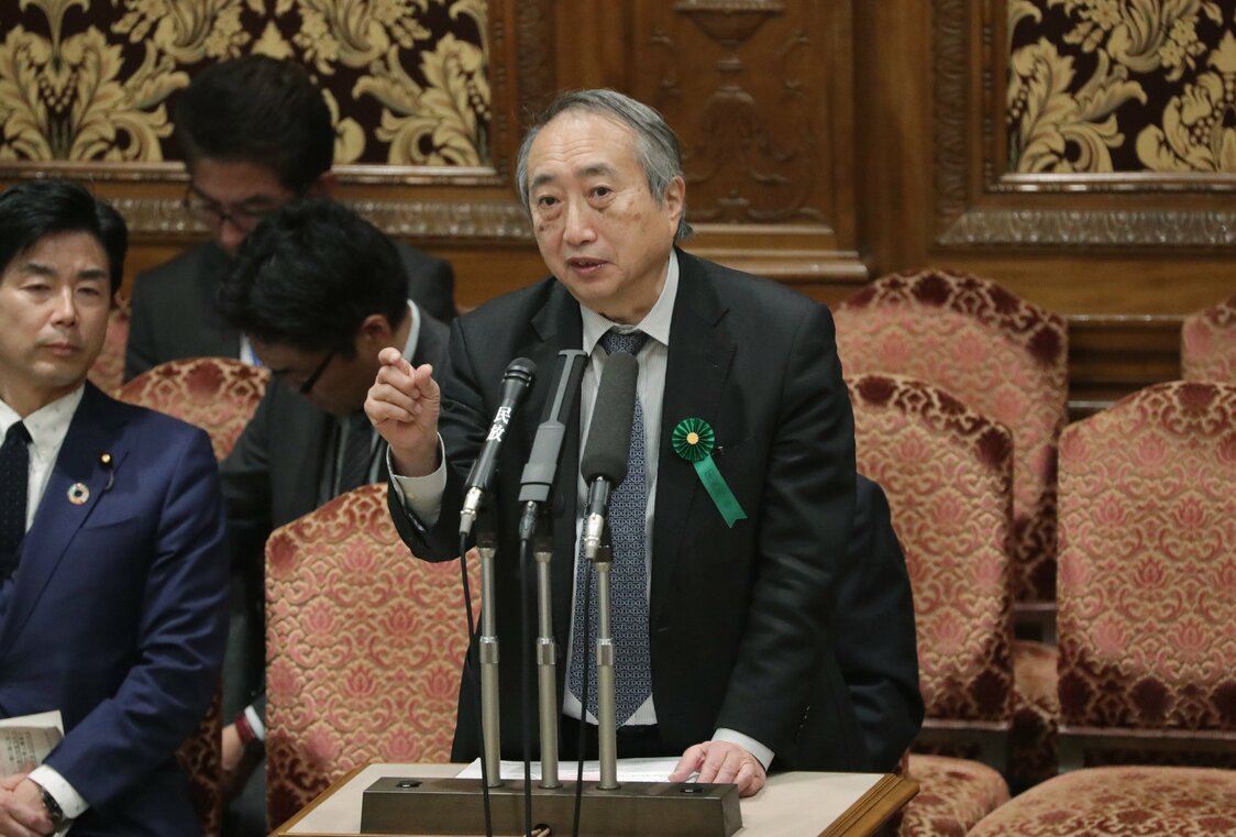 参議院予算委員会で答弁する岡部信彦氏（時事）