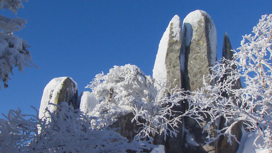 山頂にある日の出岩