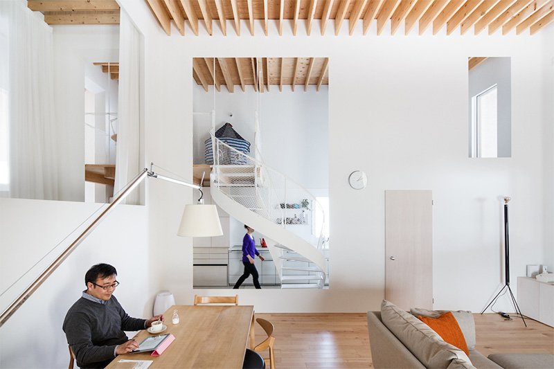 Le salon, et la cuisine en fond, d’où part un escalier en colimaçon.