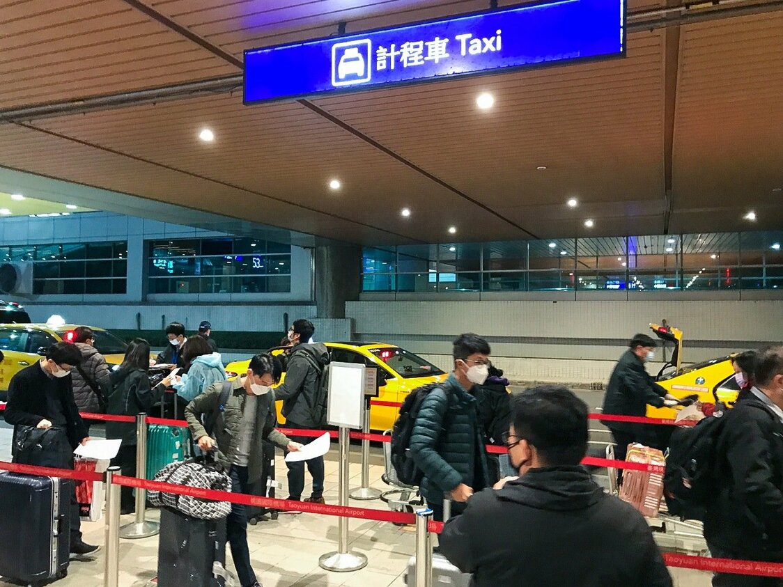 De longues files d’attente se déploient devant les taxis spécialement affrétés pour tout nouvel arrivant à Taïwan. Depuis avril 2020, c’est le seul moyen de transport autorisé pour toutes les personnes arrivant de l’étranger.