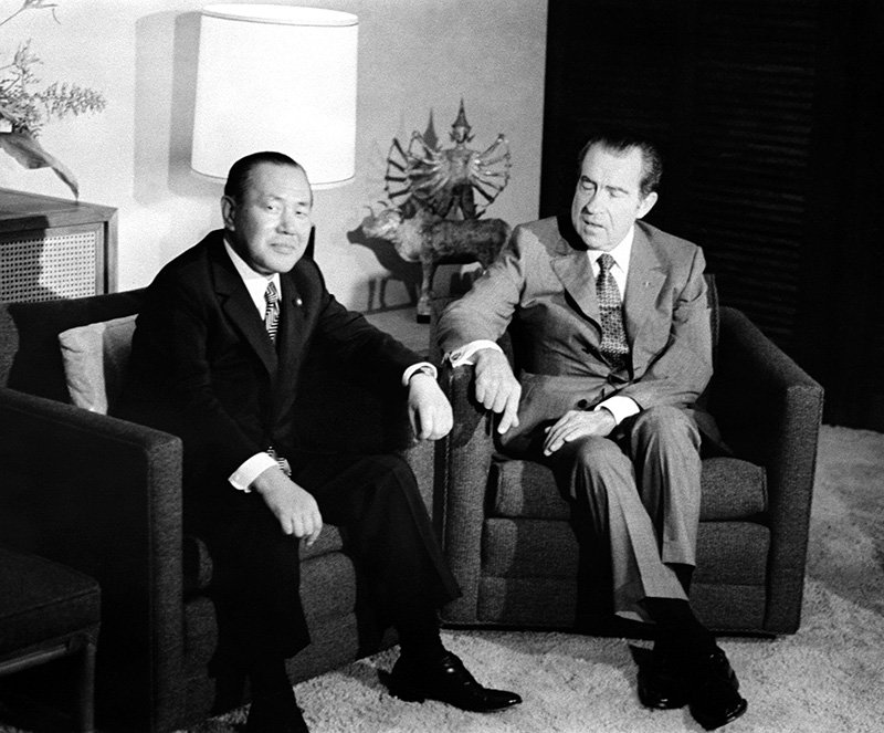 日中国交正常化のための訪中を前に、ハワイで米・ニクソン元大統領（右）と会談する田中角栄元首相（左）＝1972年8月（時事）