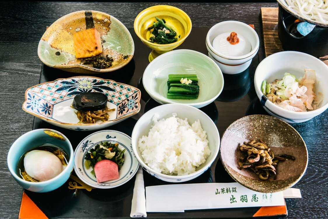 こちらは「出羽屋」の宿で出す朝ごはん。うど皮のきんぴら、ぜんまいの煮物、しどけの葉のおひたしなど山菜のほかに、温泉玉子、鮭ハラスの焼き物、小松菜のおひたしなど、家庭的で滋味あふれる朝ごはん