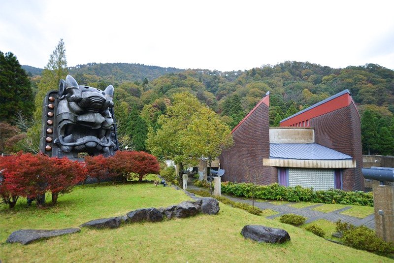 建物とほぼ同じ高さの大鬼瓦（撮影：林 亦峰）