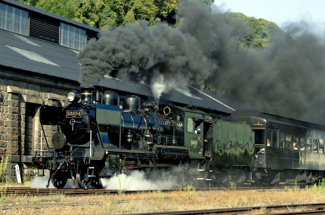 SL Hitoyoshi junto a la estación JR Hitoyoshi el 14 de noviembre de 2021. (Cortesía de JR Kyūshū)