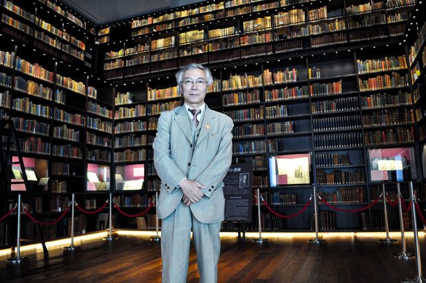 笔者在东洋文库博物馆“莫理循书库”前(2015年7月17日,东京都文京区本驹込)