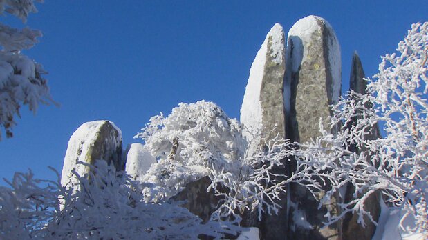 山頂にある日の出岩