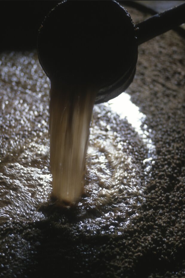 Pendant deux mois, la purée est agitée deux fois par jour pour garder le contenu mélangé et empêcher la formation d'une croûte à la surface.