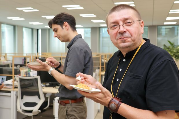 Staff try different emergency foods. (© Nippon.com)