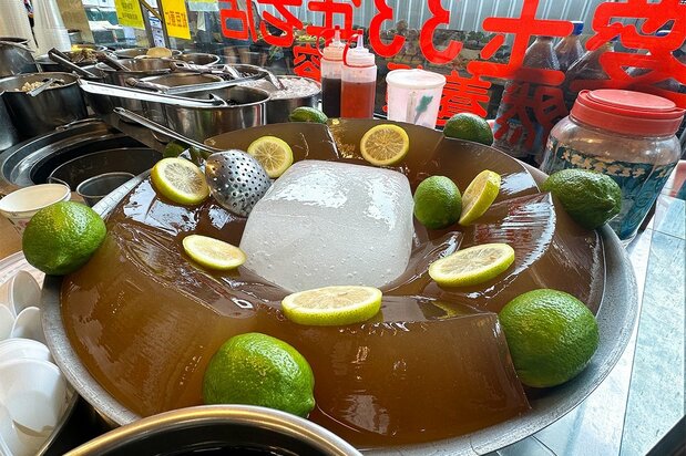 A large dish of aiyu jelly garnished with lemons at a shop in Taiwan. (© Hitoto Tae)