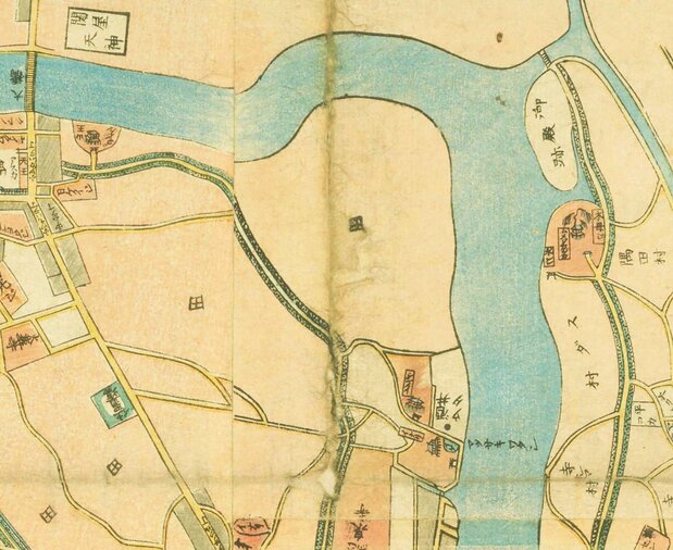『安政改正御江戸大絵図』（国会図書館蔵）の千住大橋から橋場の渡しにかけて切り取った。橋場の渡しは「マッサキノワタシ」とあり、その左「イナリ」と書かれた寺社地が真崎稲荷、その左上「シンメイ」と書かれた寺社地が石浜神明宮だ。対岸には「水神」「木母寺」の寺社地があり、その上の入り江が内川である。内川の上から関谷天神までの一帯が「関谷の里」と呼ばれていた