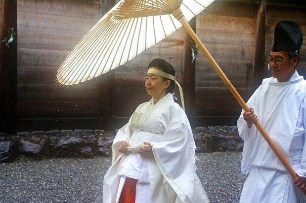 Kuroda Sayako (left), daughter of Emperor Emeritus Akihito and Empress Emerita Michiko, presides over the Kannamesai for the first time in her role as chief priestess of Ise Shrine on October 16, 2017. (© Jiji)