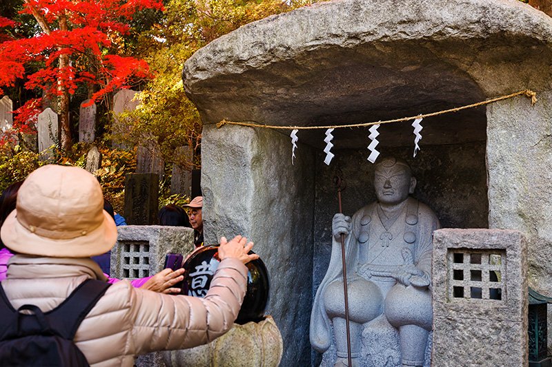 传说744年创建药王院的行基菩萨，坐镇于山门前