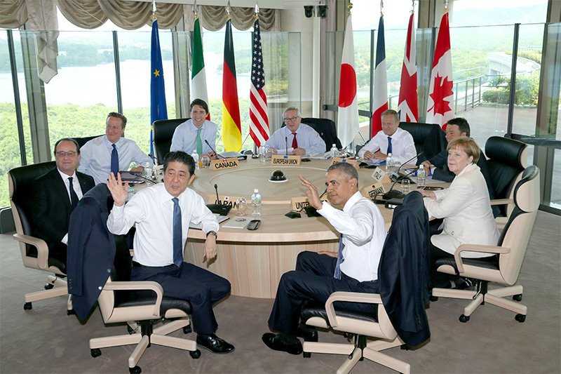 参加伊势志摩七国首脑峰会（G7）工作会议的安倍首相（左）、美国总统奥巴马（右）等各国首脑。自安倍首相开始按顺时针方向，分别是法国总统奥朗德、英国首相卡梅伦、加拿大总理特鲁多、欧盟委员会主席容克、欧洲理事会主席图斯克、意大利总理伦齐和德国总理默克尔，2016年5月27日上午于三重县志摩市的志摩观光饭店（图片提供：时事社）