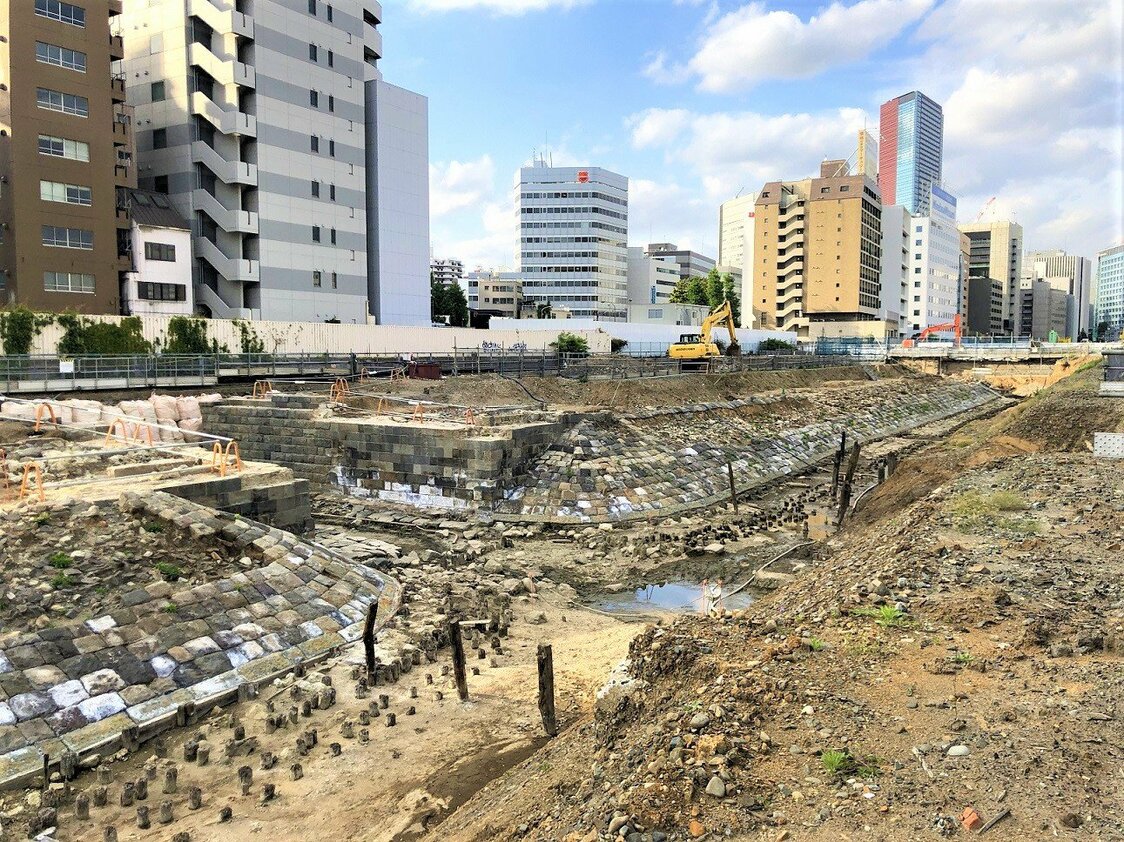 国史跡に指定されている高輪築堤跡。写真は第7橋梁部［東京都港区提供］時事