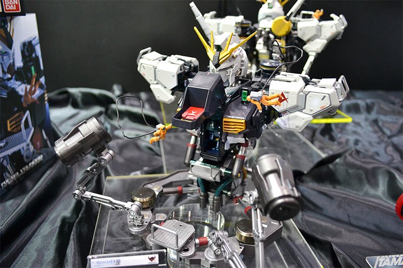 Formania EX v Nu Gundam, de Bandai. Este modelo de Gundam ha sido galardonado en 2017 con el Premio al Juguete Orientado al Público Adulto (High Target).