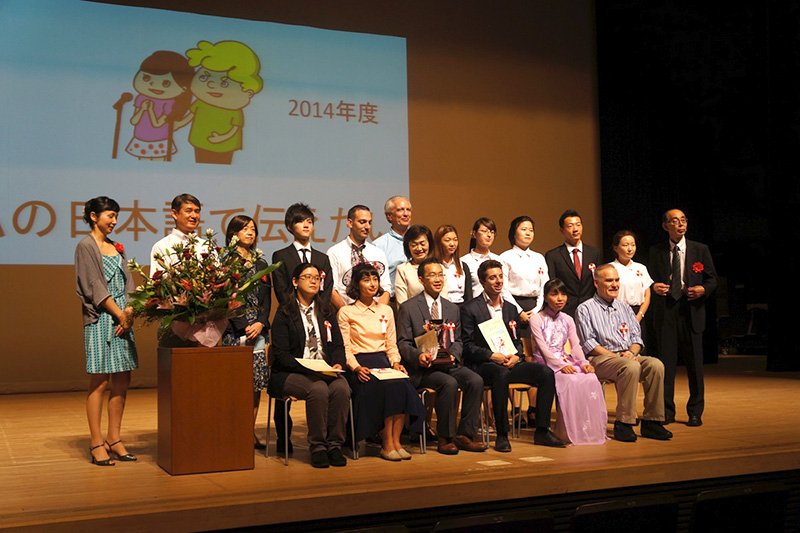 Les onze participants de l’édition 2014 du concours d'éloquence organisé par l’école Naganuma, les orateurs invités, le jury et la direction de l’école (29 août 2014).