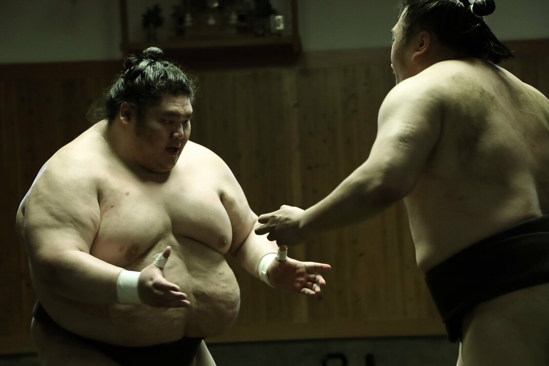 ぶつかり稽古では、胸を出す受け手に思い切りぶつかって押し込む