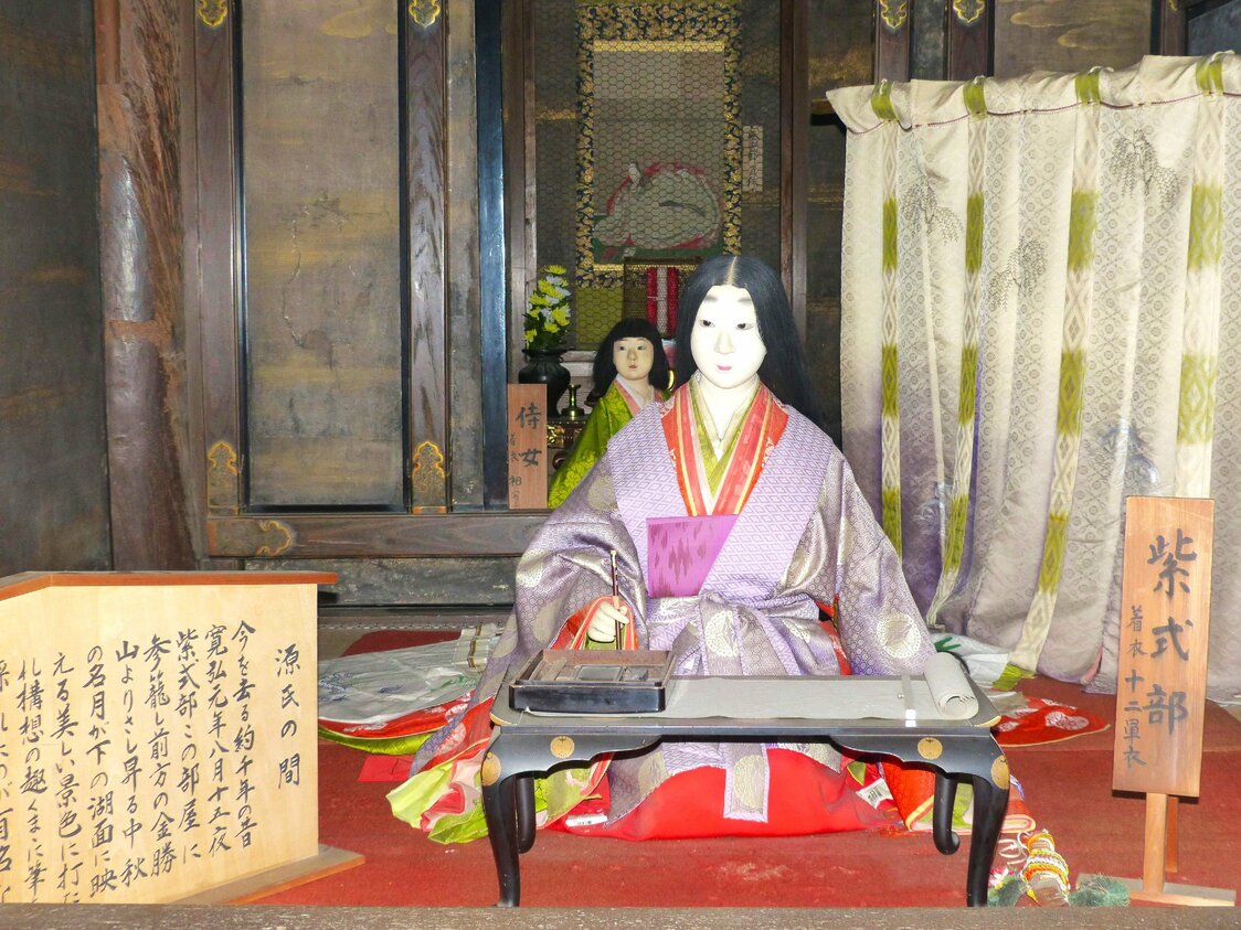 位于本堂一角的“源氏之间”里设有动笔开始撰写《源氏物语》的紫式部像（图片：滋贺县）