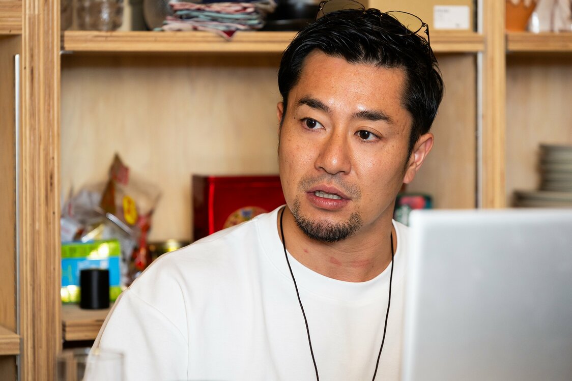 イスカンダーさんと共に取材を受けた坂下さん（撮影：ニッポンドットコム編集部）