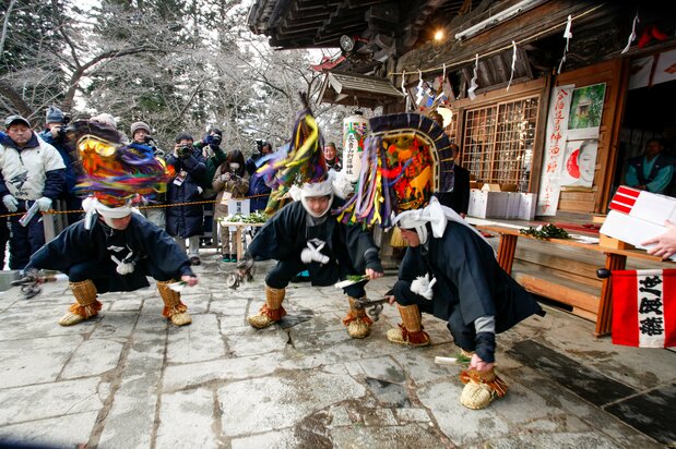 Le festival débute avec des danses au sanctuaire de Shinra, au sommet du mont Chôja. (© Haga Library)