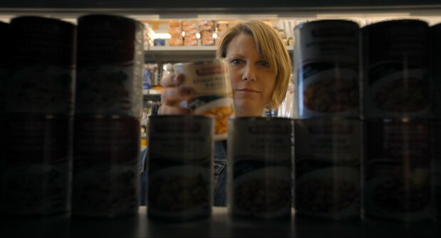 買い物をする際に食品表示を注意深くチェックするカトリン © e&a film