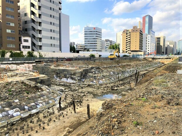 国史跡に指定されている高輪築堤跡。写真は第7橋梁部［東京都港区提供］時事
