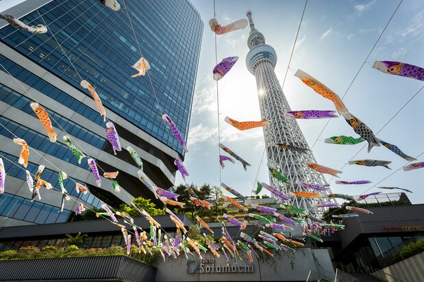 こいのぼりが飾られていたスカイツリータウンのソラミ坂。左がイーストタワー、下には東京ソラマチがある