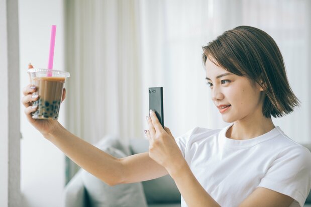 タビオカの大きな黒い粒と太いストローが「映(ば)える」からこその大ヒット(PIXTA)