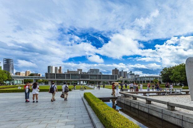 Los dos edificios principales del museo están conectados con el Centro Internacional de Convenciones de Hiroshima. (© nippon.com)