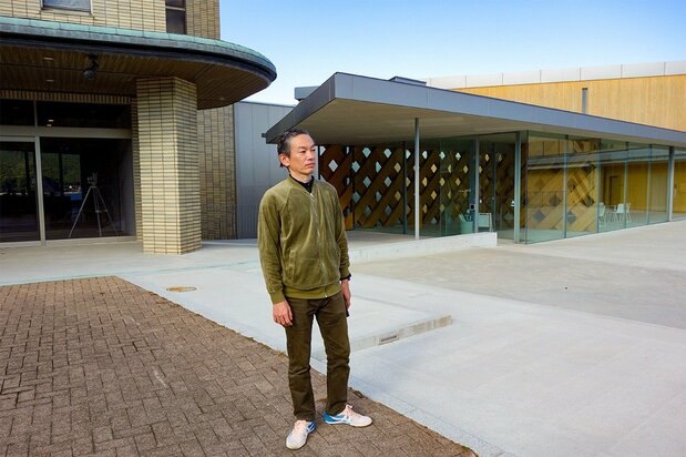 ホテルEntôの前に立つ石田大悟さん(筆者撮影)