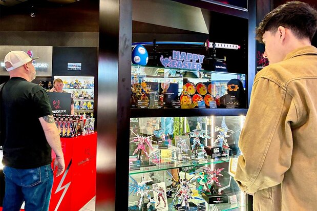 タマシイネイションズにはマニアがくぎ付けになるフィギュアがぎっしり並んでいる。場所柄、世界中の観光客がやってくる　© Kasumi Abe