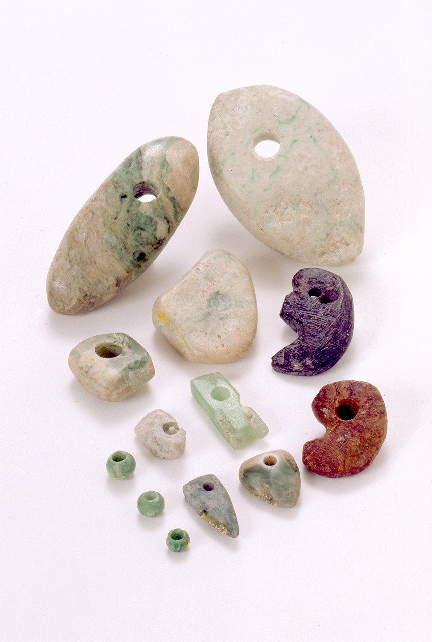 Ornamentos de jade y otros materiales hallados en el yacimiento arqueológico Sakai A, en la prefectura de Toyama. Son bienes culturales relevantes. (Fotografía cortesía del Centro del Patrimonio Cultural Funerario de la Prefectura de Toyama)