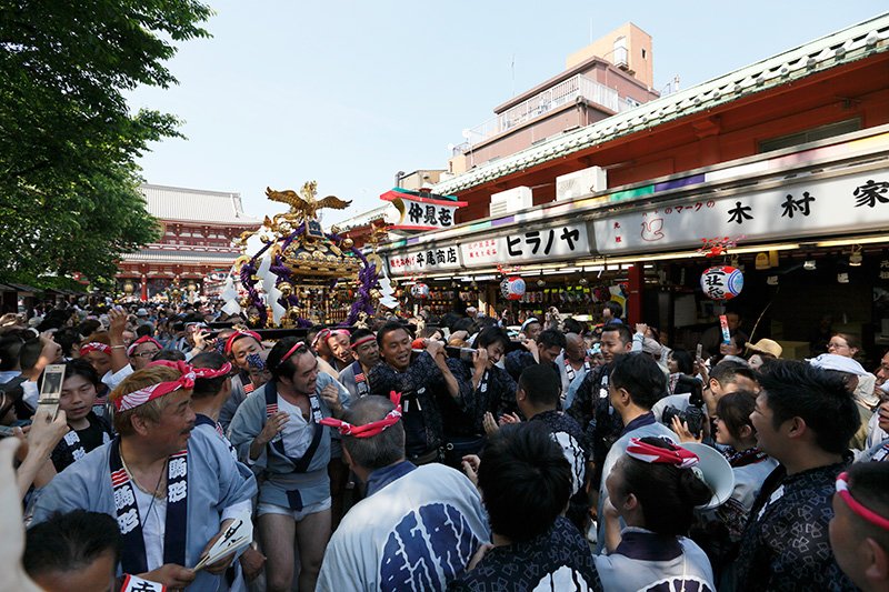 走过人山人海的商店街