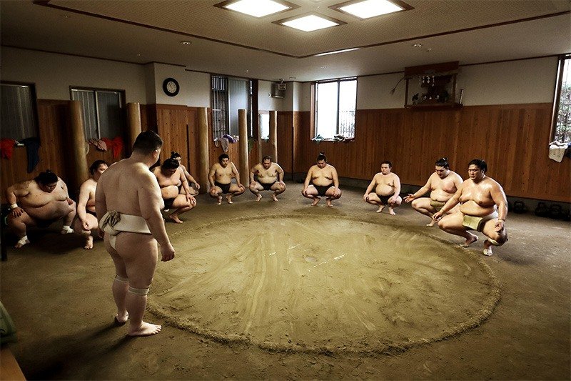 Para dar por finalizado el entrenamiento, el oyakata pronuncia unas palabras y los luchadores, en cuclillas, dan una palmada.