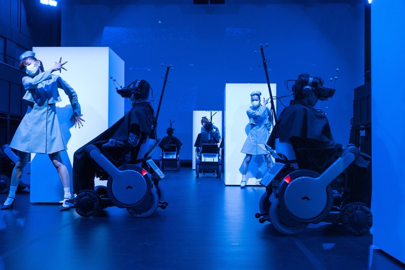 A photo of the collaborative performance by Rhizomatiks Research and ElevenPlay titled Border, performed in February 2016 at the Yamaguchi Center for Arts and Media. (© Muryō Honma; courtesy of Rhizomatiks Research)