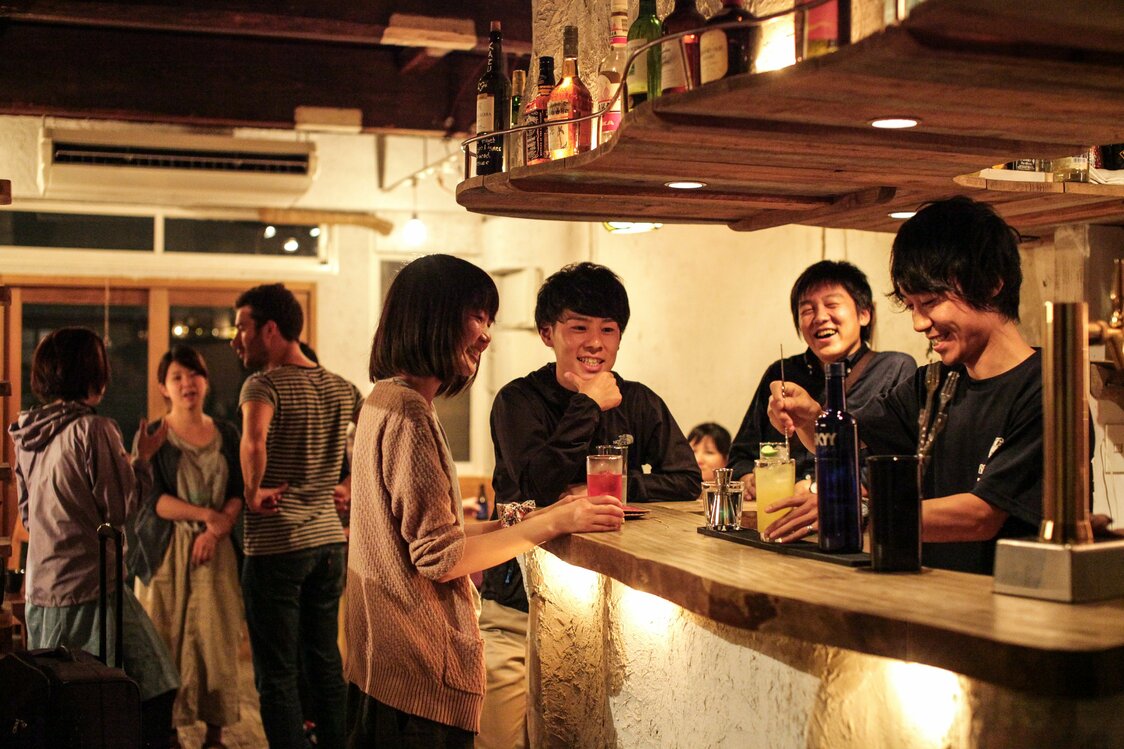 扉を開けると居心地のいいラウンジ。夜はバーとして営業（午後7～12時）　写真提供：Backpackers’ Japan