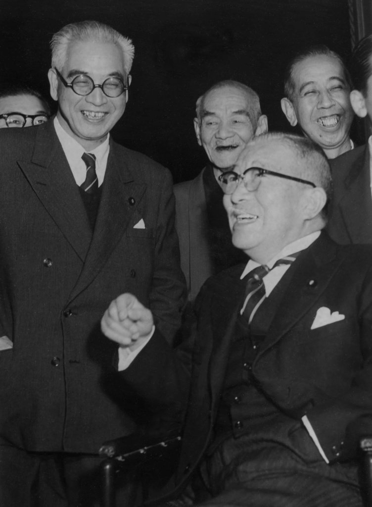 首班に決定し、岸信介（後方右）、三木武吉（後方中央）、石井光次郎（左）の各氏らに囲まれ大いに笑う鳩山一郎氏＝1955年11月頃（西日本新聞／共同通信イメージズ）