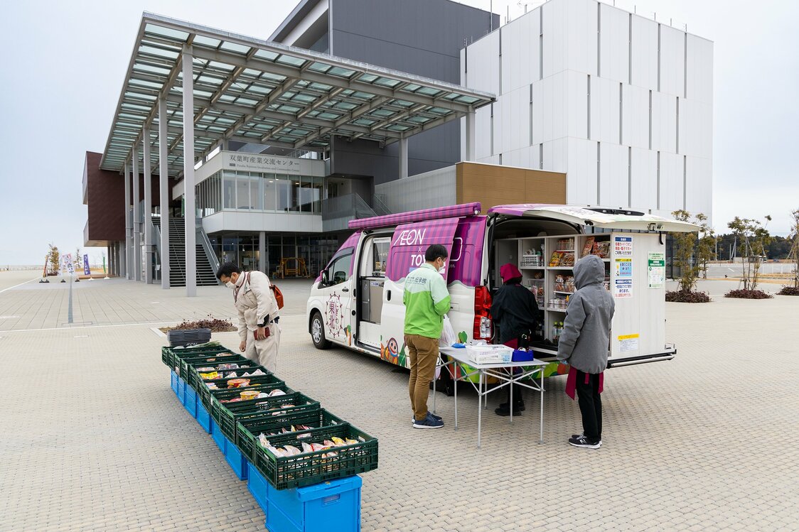浜通りの情報発信基地となる産業交流センターと東日本大震災・原子力災害伝承館の前で販売
