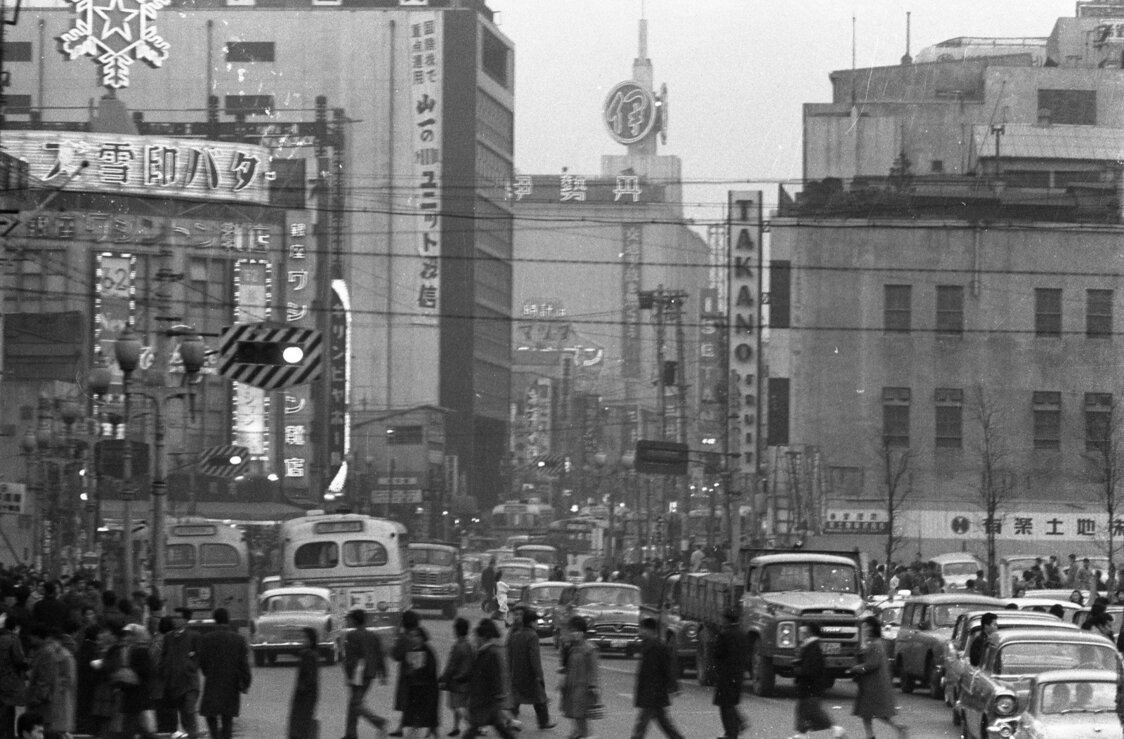 La salida Este de la estación de Shinjuku en los años cincuenta. (Museo de Historia de Shinjuku)