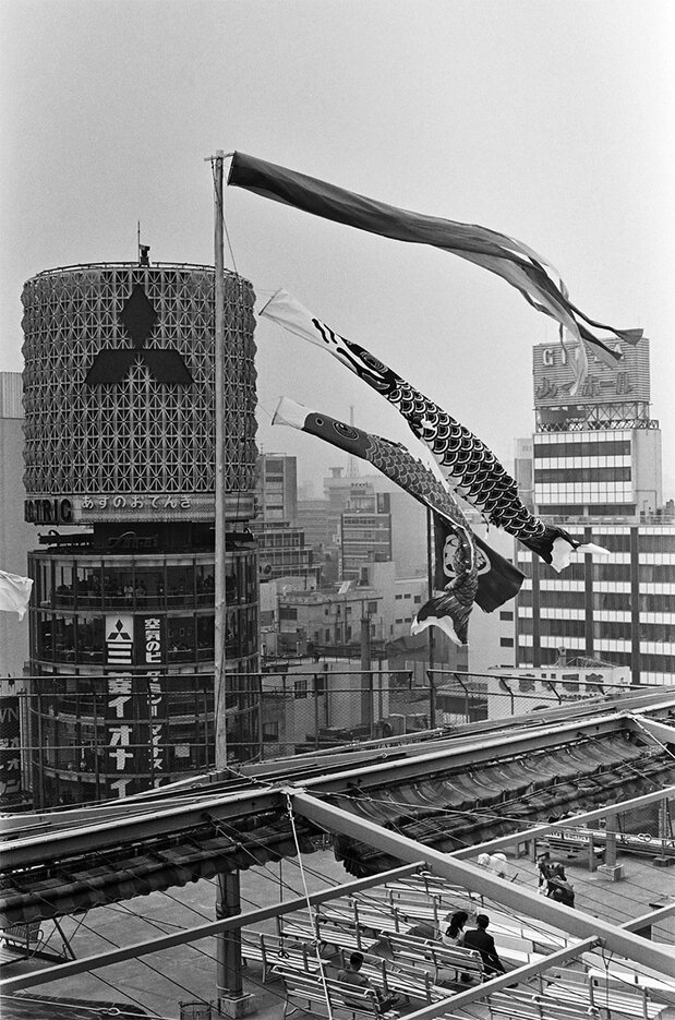 Des koinobori flottent sur le quartier de Ginza à Tokyo. Photo prise en avril 1965 (Jiji)