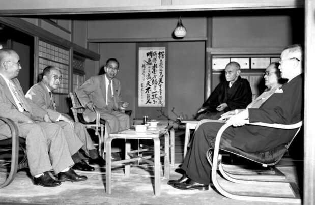 1954年9月19日、自由党と改進党の面々が反吉田茂首相の新党結成に向けて会談。左端に座っているのが石橋湛山(共同)