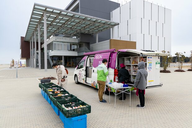 浜通りの情報発信基地となる産業交流センターと東日本大震災・原子力災害伝承館の前で販売