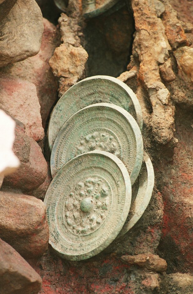 黒塚古墳から発見された32枚の三角縁神獣鏡(さんかくぶちしんじゅうきょう)(奈良・天理市)
