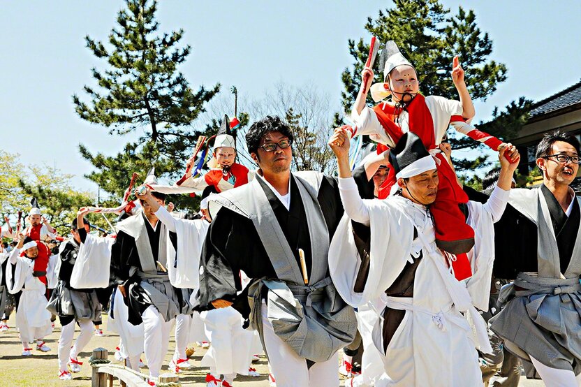 En el Gran Festival de Primavera del santuario de Nōhakusan en Itoigawa (prefectura de Niigata), que se celebra el 24 de abril, los niños desfilan por la ciudad a hombros de los adultos.