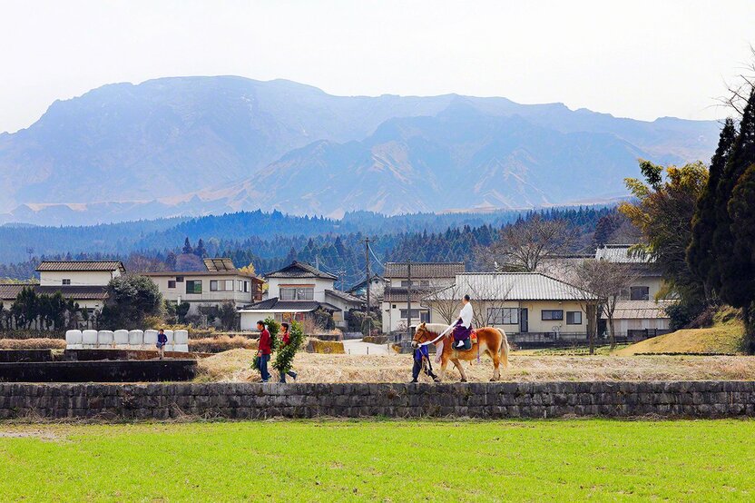 El Tatsukuri Matsuri (festival del arado), que tiene lugar en marzo en el santuario de Aso (prefectura de Kumamoto), asegura una buena cosecha mediante un rito llamado Kamiyobi no gi, en el que los lugareños llevan a un dios una rama de roble que representa el cuerpo de una diosa.