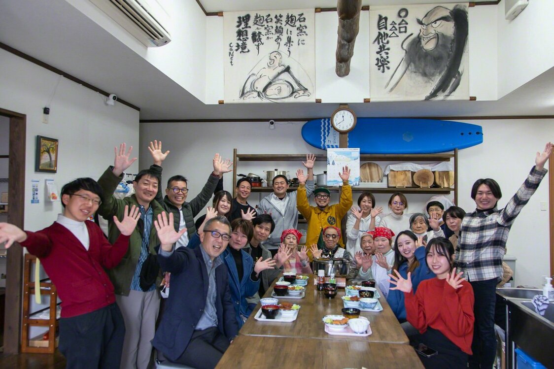 Los apreciados socios comerciales de Ukiha no Takara reunidos. Son personas que Ōkuma ha puesto en contacto gracias a su capacidad de conectar.