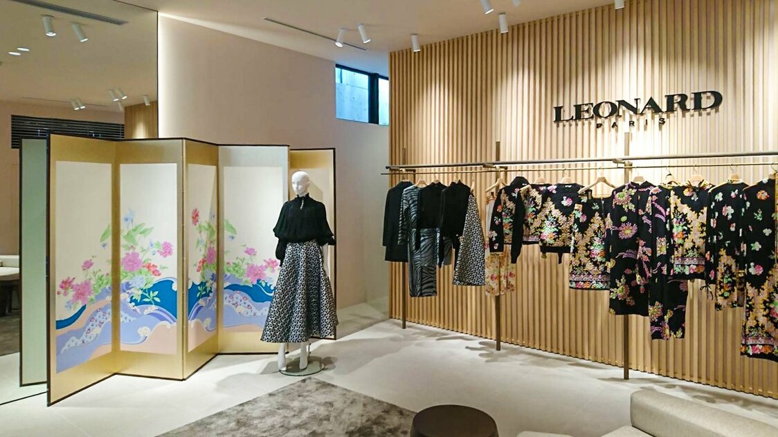 ファッションブランド向けの特注品。金箔縁の豪華な屏風がパーティション代わりに（片岡屏風店提供）