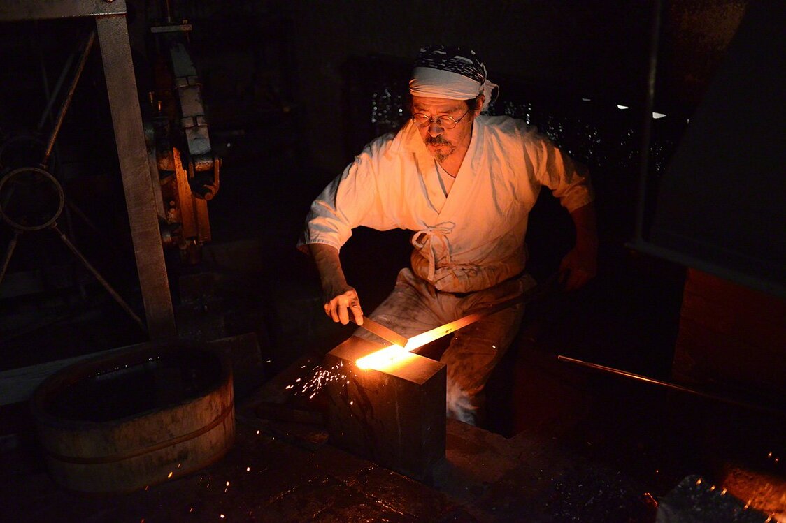 作業をするときは必ず白い作務衣（さむえ）を着用