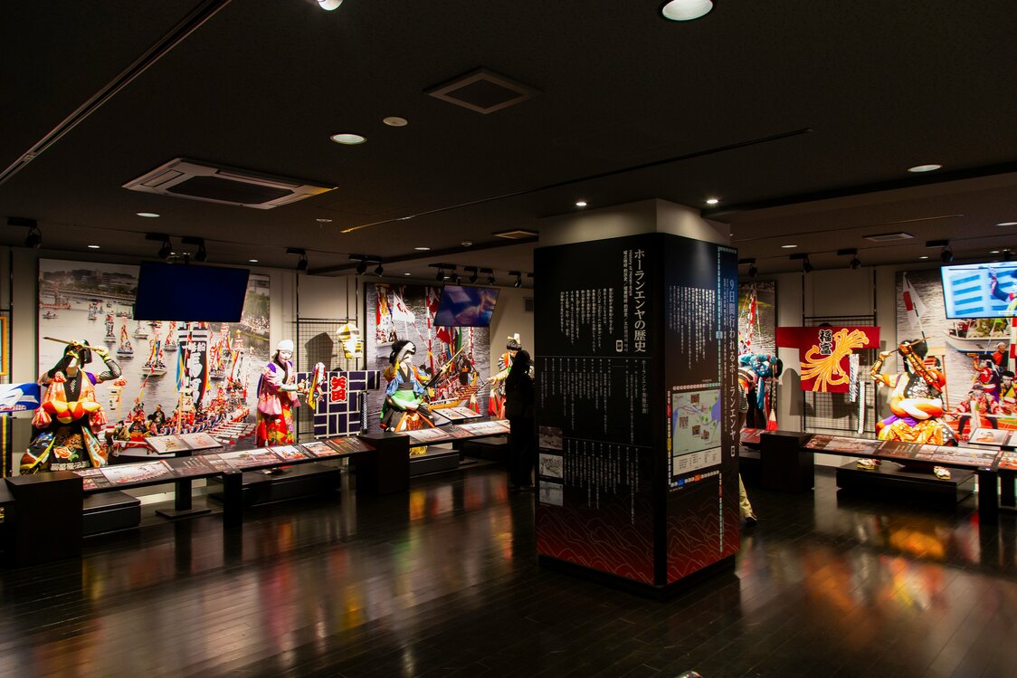 Sala de exposiciones, con muñecos de tamaño real a imagen y semejanza de los kengai y los zaifuri de las Cinco Grandes Tierras.